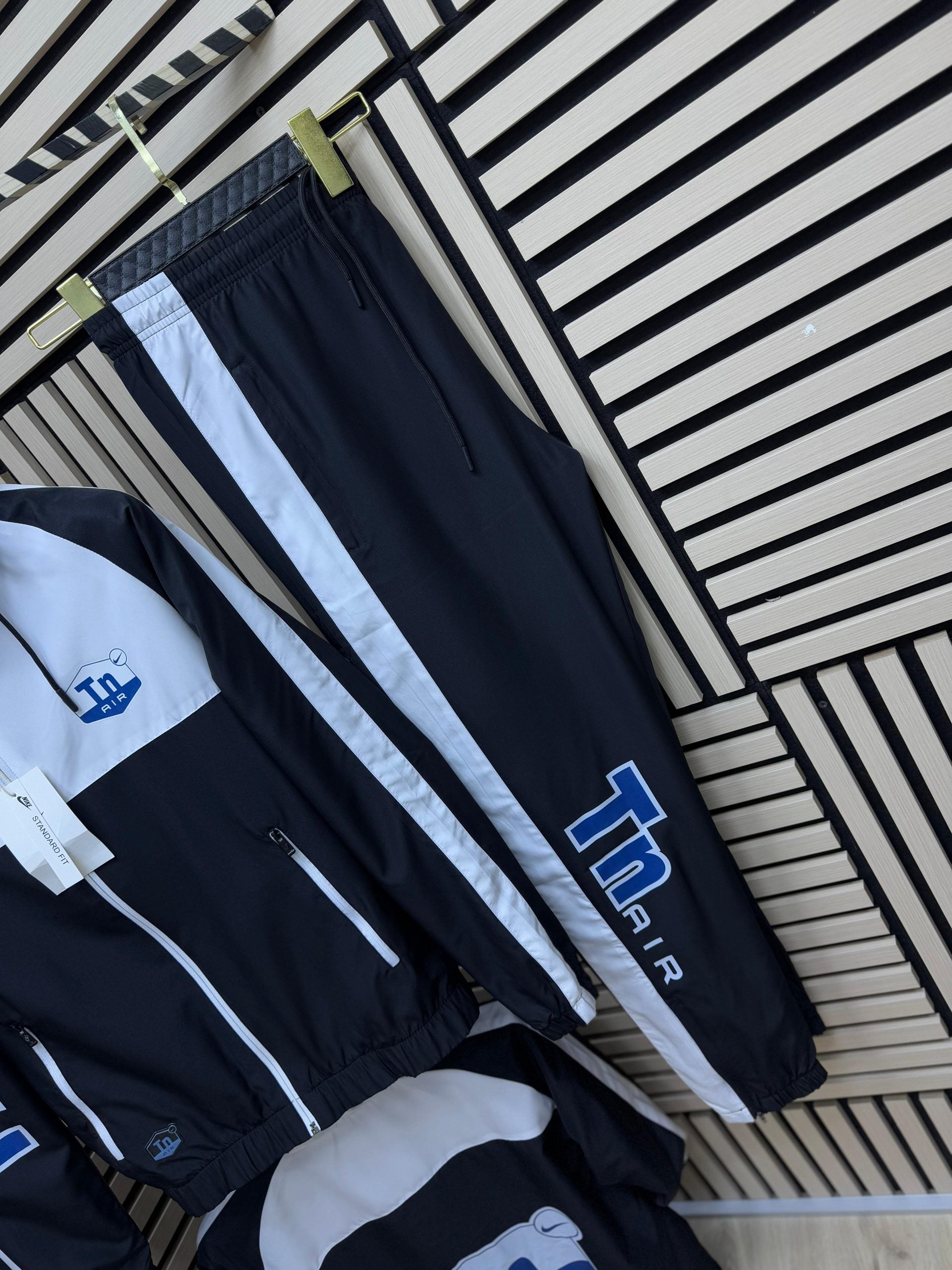Chandal nike TN negro y blanco